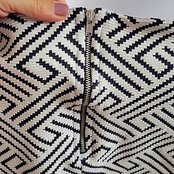 W5 Anthropologie Top, Medium, Black & White Graphic Print EUC - Picture 7 of 7